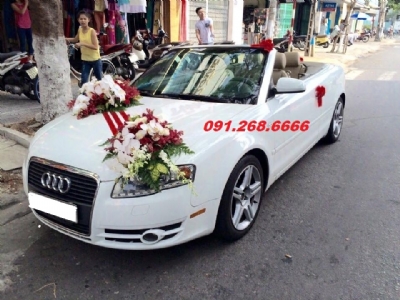 Cho thuê xe cưới Mui trần audi A4 màu trắng giá tốt nhất tại Nguyễn Thái Học quận ba đình hà nội